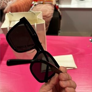 I'm selling my Gentle Monster Glasses.
Please see photos they have scratches.